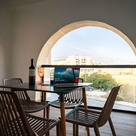 Apartment Music, F1 & Fashion Fun In *