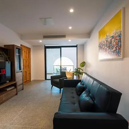 Music, F1 & Fashion Fun In Apartment