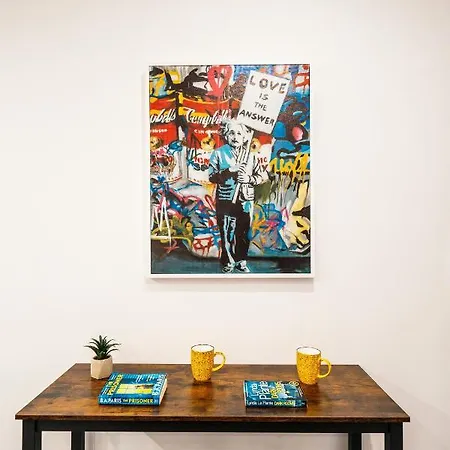 Music, F1 & Fashion Fun In Appartement *