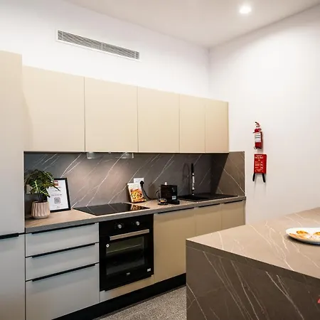 Music, F1 & Fashion Fun In Lejlighed *