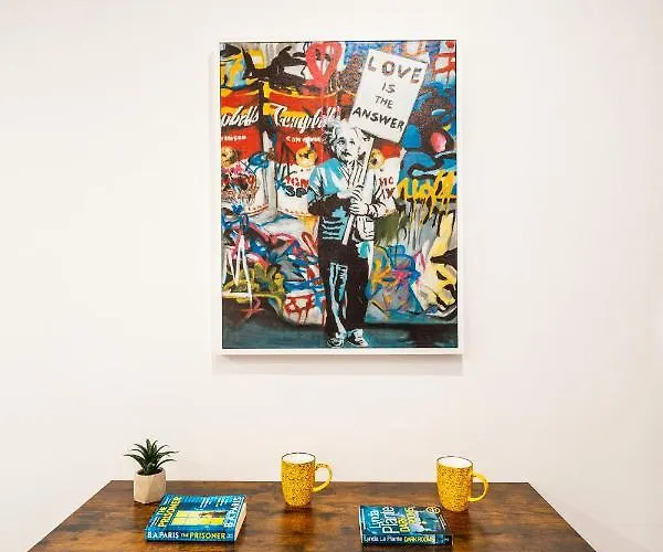 Music, F1 & Fashion Fun In Apartament *