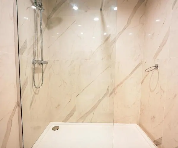 Daire Music, F1 & Fashion Fun In St. Paul's Bay