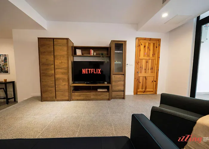 Music, F1 & Fashion Fun In Apartament *