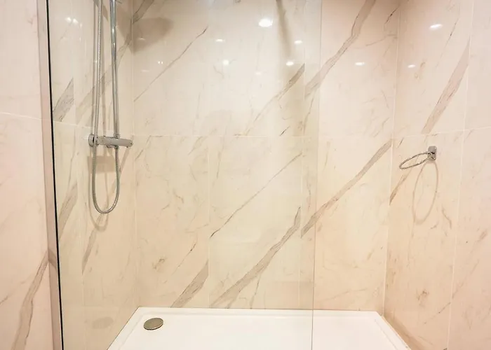 Daire Music, F1 & Fashion Fun In St. Paul's Bay